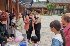 五一與花海來一場愛的約會，寺外桃源月季已浪漫綻放！